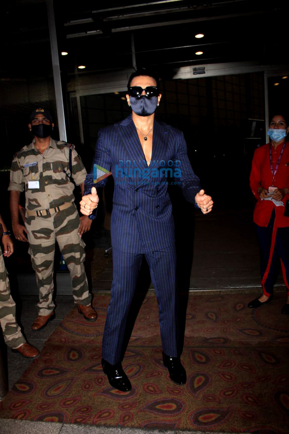 photos ranveer singh and esha gupta snapped at the airport 1