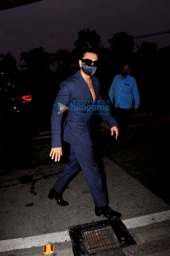 photos ranveer singh and esha gupta snapped at the airport 3