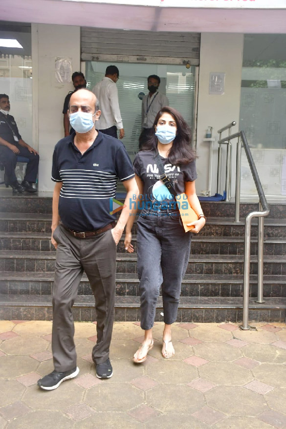 photos rhea chakraborty and her father spotted at hdfc bank in bandra 1
