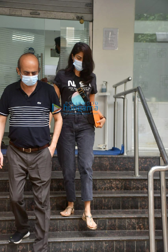 photos rhea chakraborty and her father spotted at hdfc bank in bandra 2