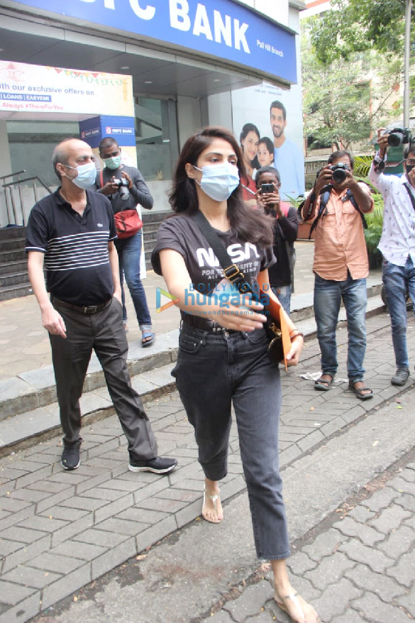 photos rhea chakraborty and her father spotted at hdfc bank in bandra 3