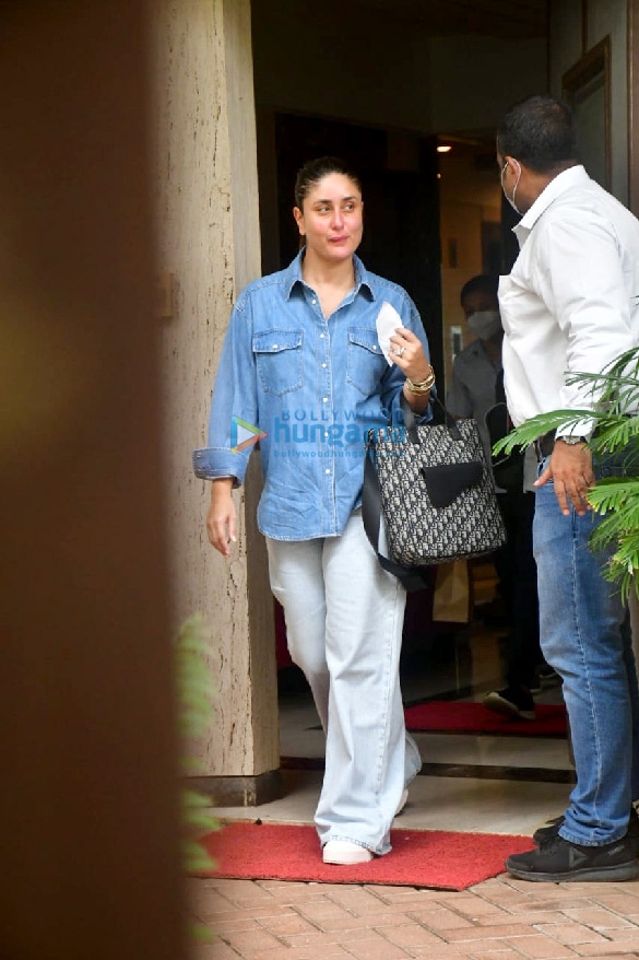 photos saif ali khan kareena kapoor khan taimur and jeh spotted in bandra 2