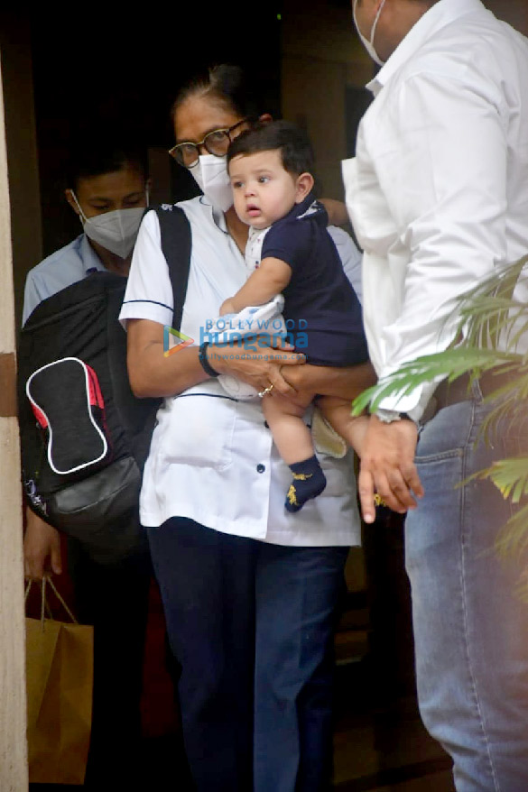 photos saif ali khan kareena kapoor khan taimur and jeh spotted in bandra 5