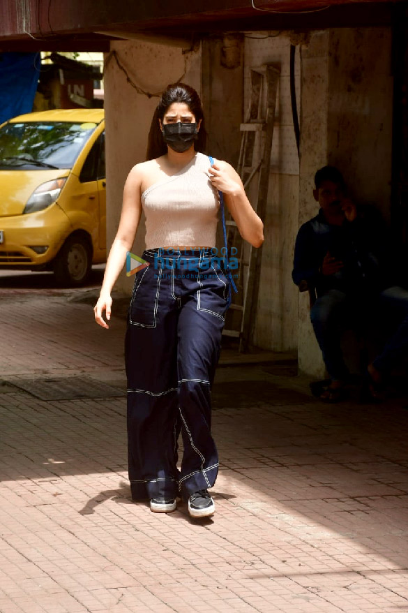 photos sara ali khan and janhvi kapoor snapped at pilates 2