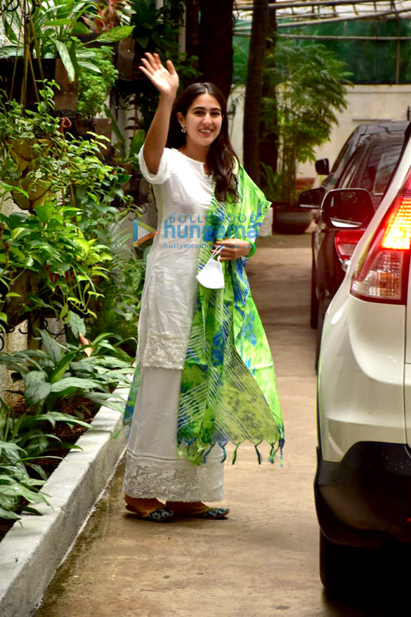 photos sara ali khan snapped in juhu 2 5