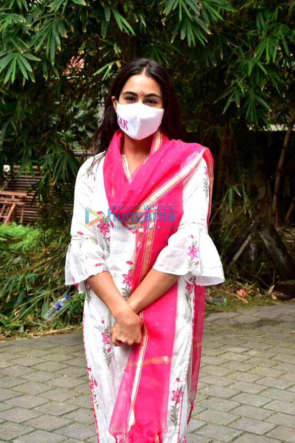Photos: Sara Ali Khan snapped in Juhu Photos: Sara Ali Khan snapped in Juhu