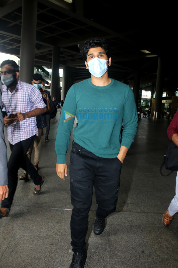 photos shahid kapoor shruti haasan karishma tanna and others snapped at the airport 7