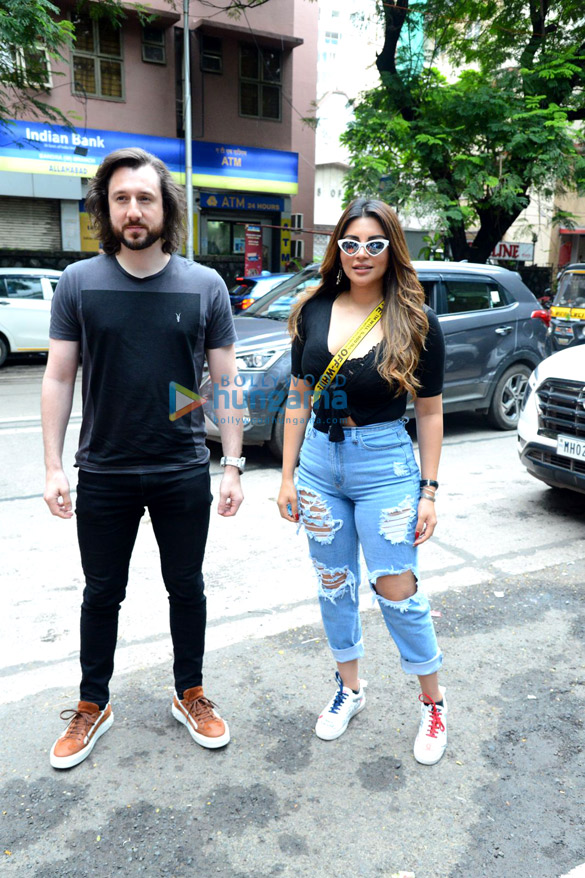 photos shama sikander snapped in bandra 4