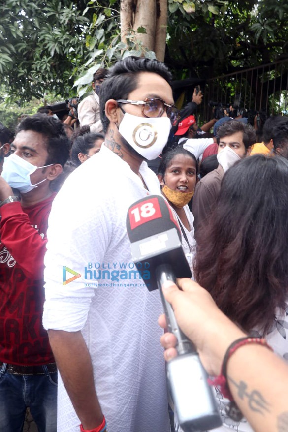 photos shehnaaz gill and others at sidharth shuklas last rites 3 2