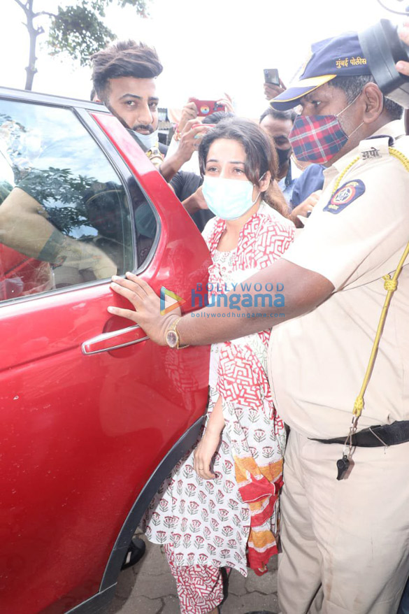 photos shehnaaz gill and others at sidharth shuklas last rites 6