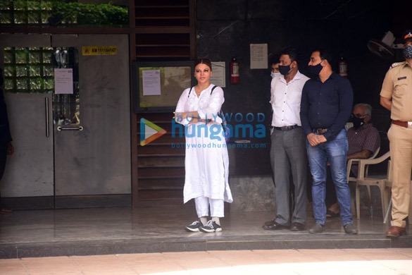 photos shehnaaz gill and others at sidharth shuklas last rites 7 2