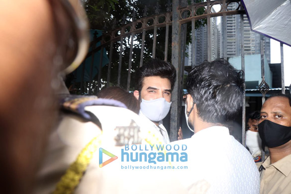 photos shehnaaz gill and others at sidharth shuklas last rites3 2