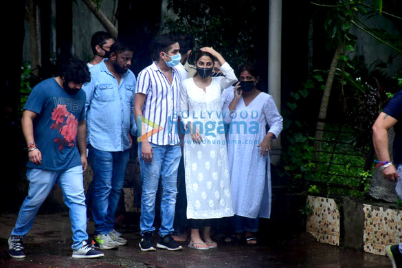 photos shehnaaz gill and others at sidharth shuklas last rites3 3
