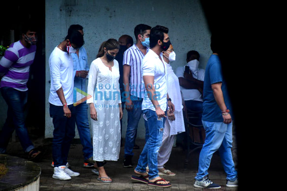 photos shehnaaz gill and others at sidharth shuklas last rites3 4