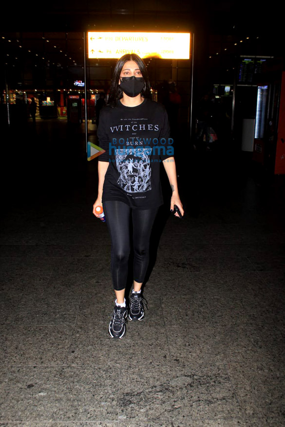 photos shruti haasan and saiee manjrekar snapped at the airport 3