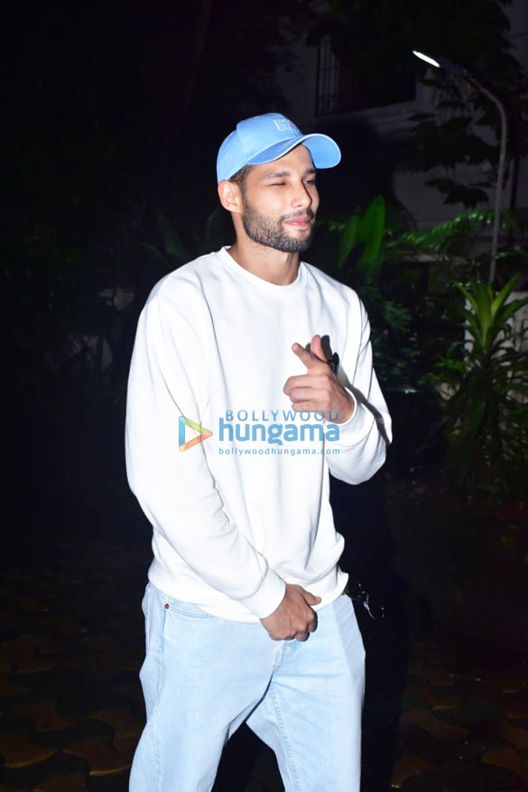 Photos: Siddhant Chaturvedi snapped at Murad Khetani’s house in Juhu Photos: Siddhant Chaturvedi snapped at Murad Khetani’s house in Juhu