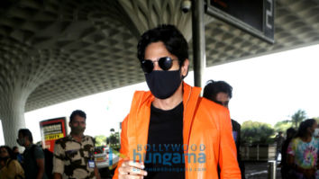 Photos: Sidharth Malhotra, Karishma Tanna, Shraddha Das and Iulia Vantur snapped at the airport