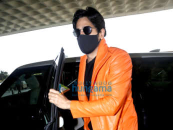 Photos: Sidharth Malhotra, Karishma Tanna and Iulia Vantur snapped at the airport