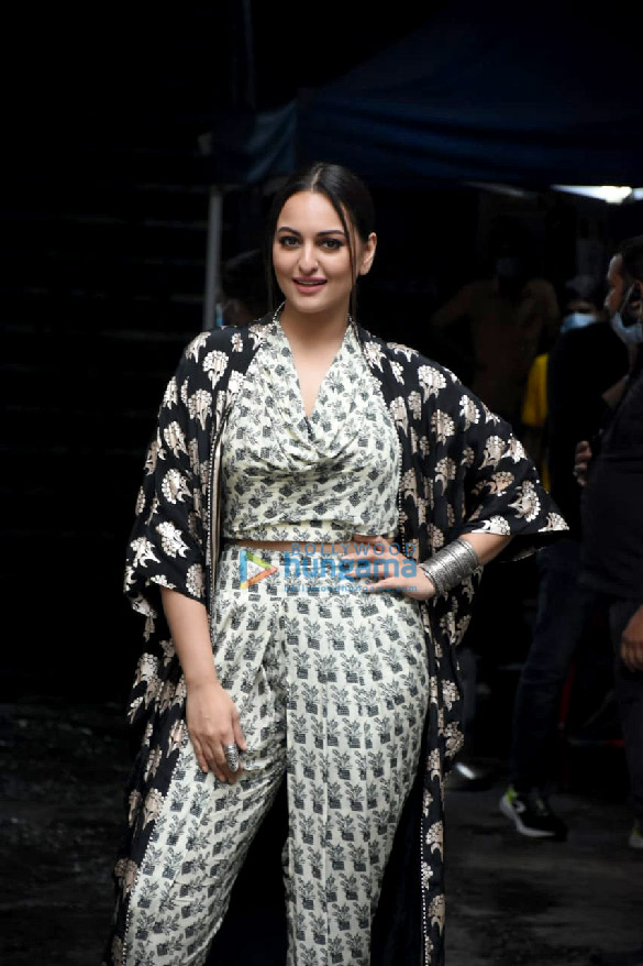 Photos: Sonakshi Sinha, Madhuri Dixit and Jasmin Bhasin spotted on the sets of Dance Deewane in Goregaon