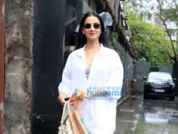 Photos: Sonal Chauhan snapped in Juhu