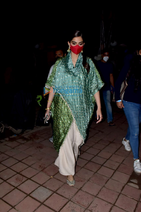 photos sonam kapoor ahuja snapped at the versova jetty 2