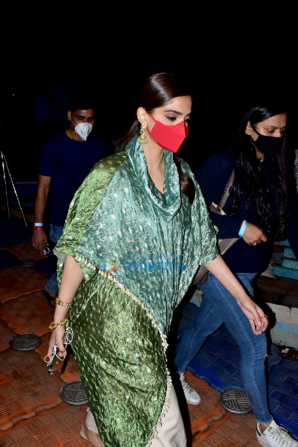 photos sonam kapoor ahuja snapped at the versova jetty 3
