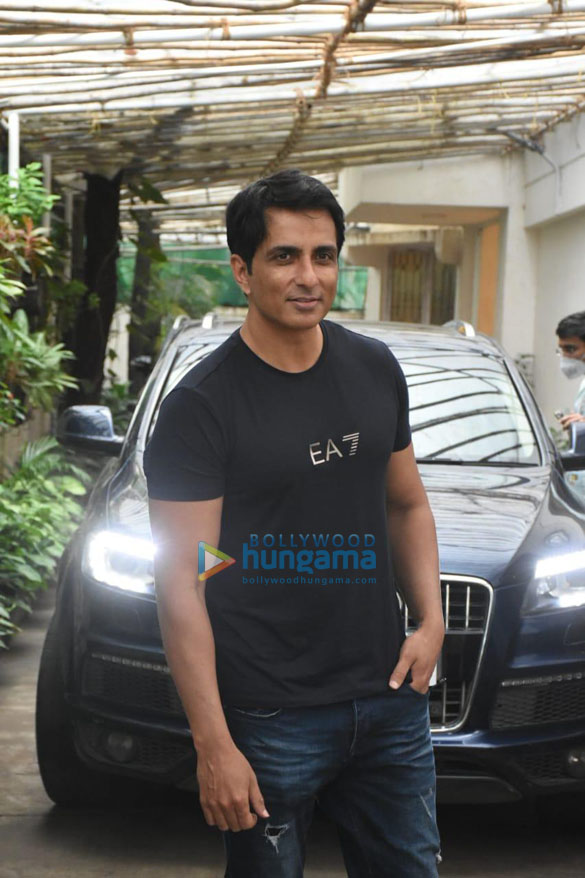 Photos: Sonu Sood snapped at dubbing studio in Juhu Photos: Sonu Sood snapped at dubbing studio in Juhu