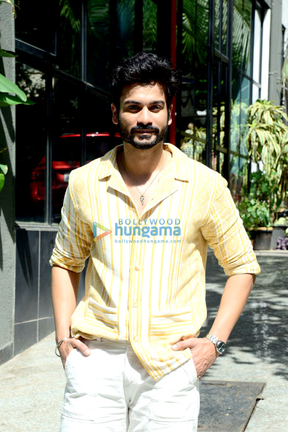 photos sunny kaushal and radhika madan snapped in santacruz 3