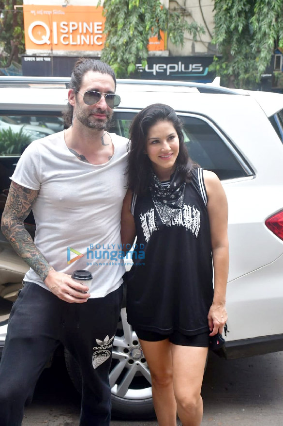 photos sunny leone spotted at food hall with her family 3