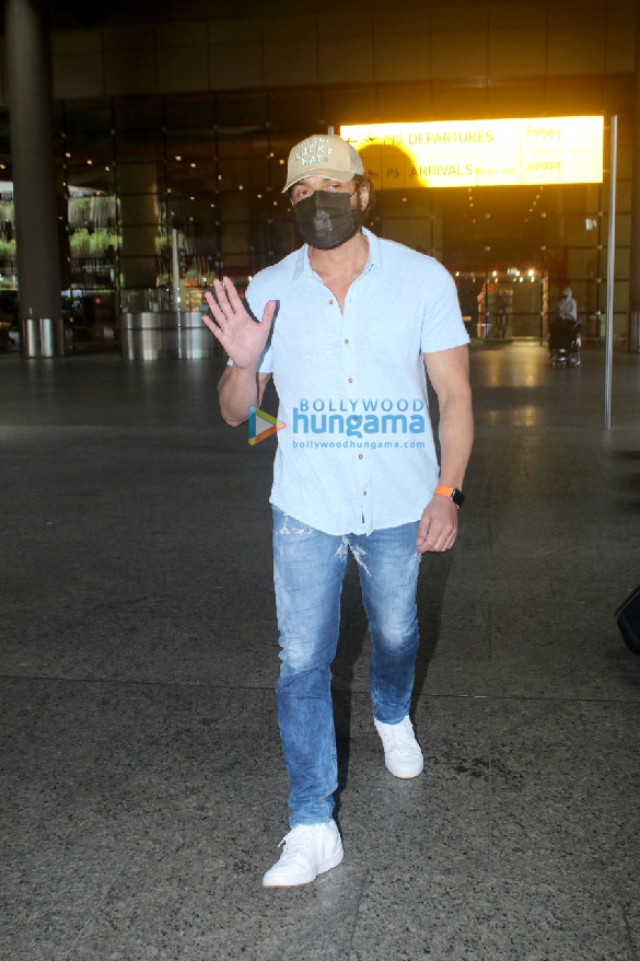 photos tamannaah bhatia bipasha basu karan singh grover and others snapped at the airport 9