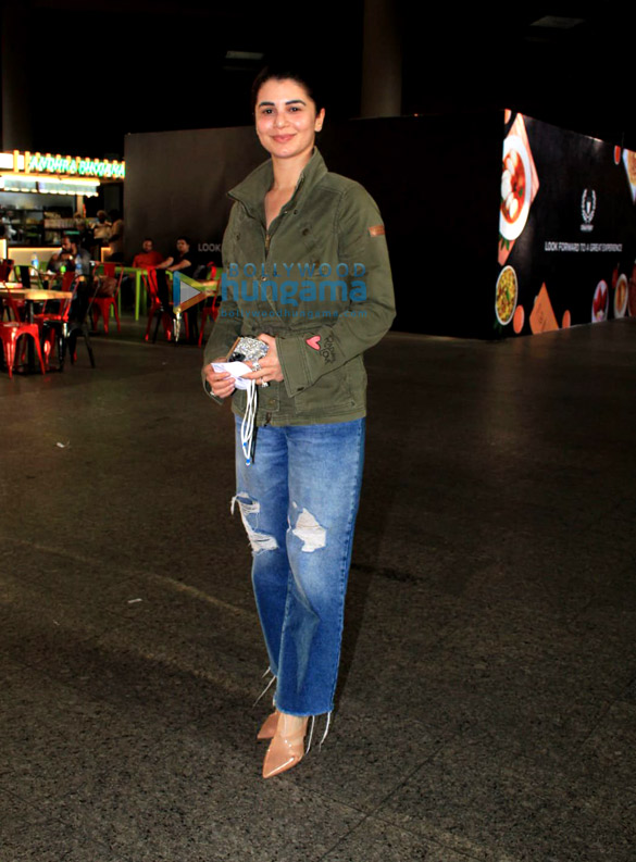 photos varun dhawan shruti haasan karishma tanna and others snapped at the airport 00025 1