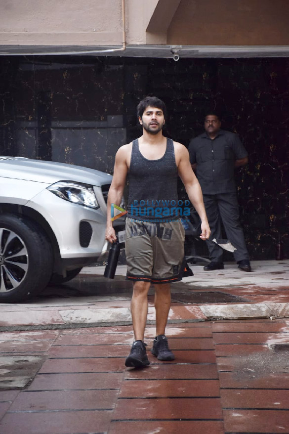 photos varun dhawan snapped at a gym in juhu 4 3