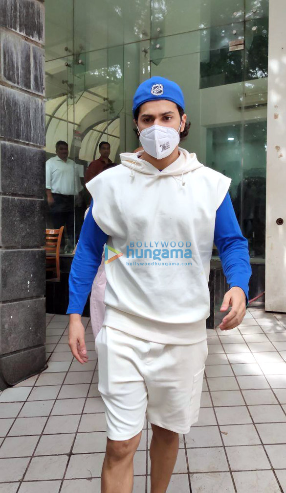Photos: Varun Dhawan snapped at a gym in Khar Photos: Varun Dhawan snapped at a gym in Khar