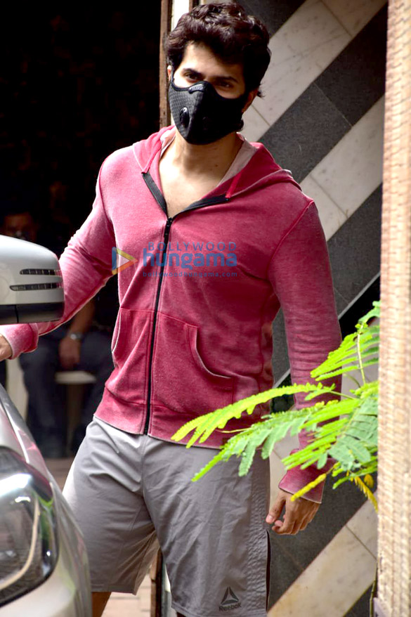 Photos: Varun Dhawan snapped at the gym in Juhu Photos: Varun Dhawan snapped at the gym in Juhu