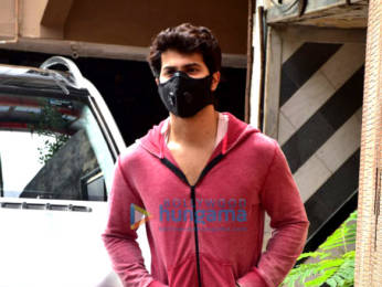 Photos: Varun Dhawan snapped at the gym in Juhu