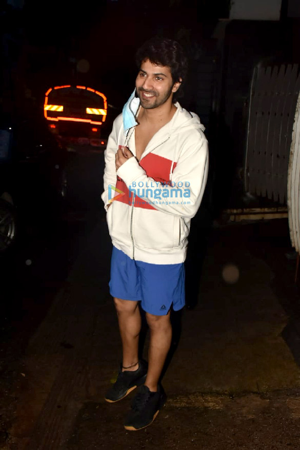 Photos: Varun Dhawan snapped at a gym in Khar Photos: Varun Dhawan snapped at a gym in Khar