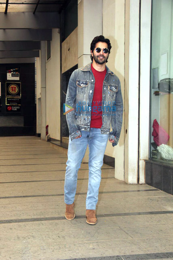 photos varun dhawan spotted in khar 2