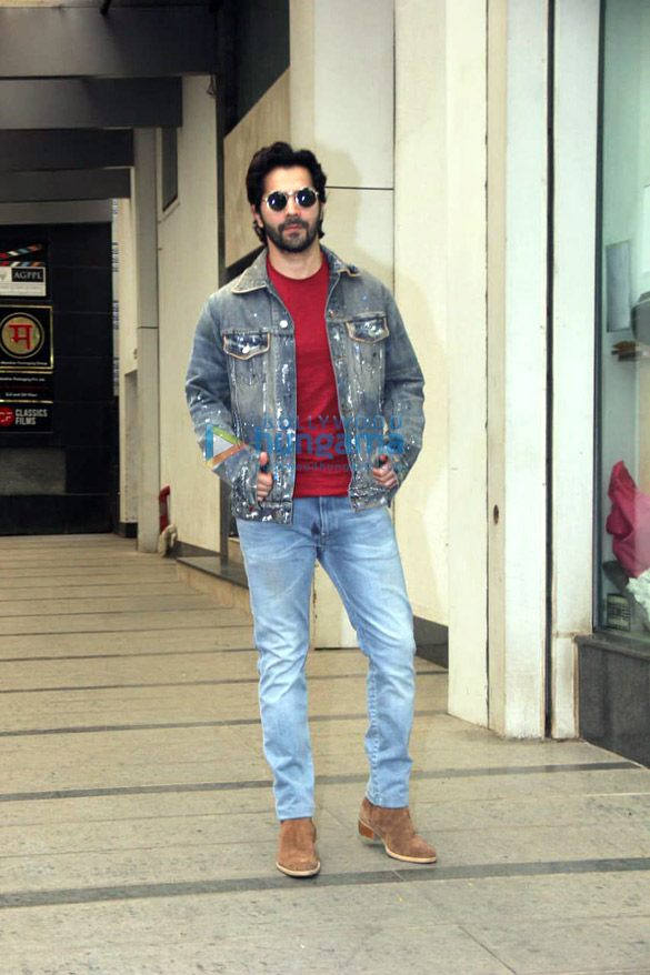 photos varun dhawan spotted in khar 3