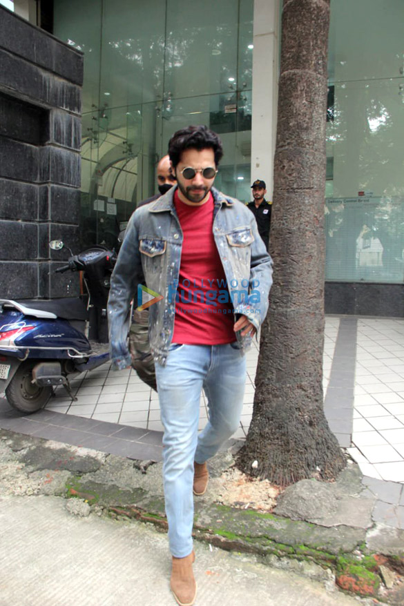 photos varun dhawan spotted in khar 4