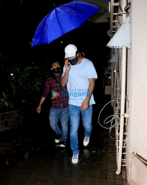 photos vicky kaushal snapped in bandra 2 3
