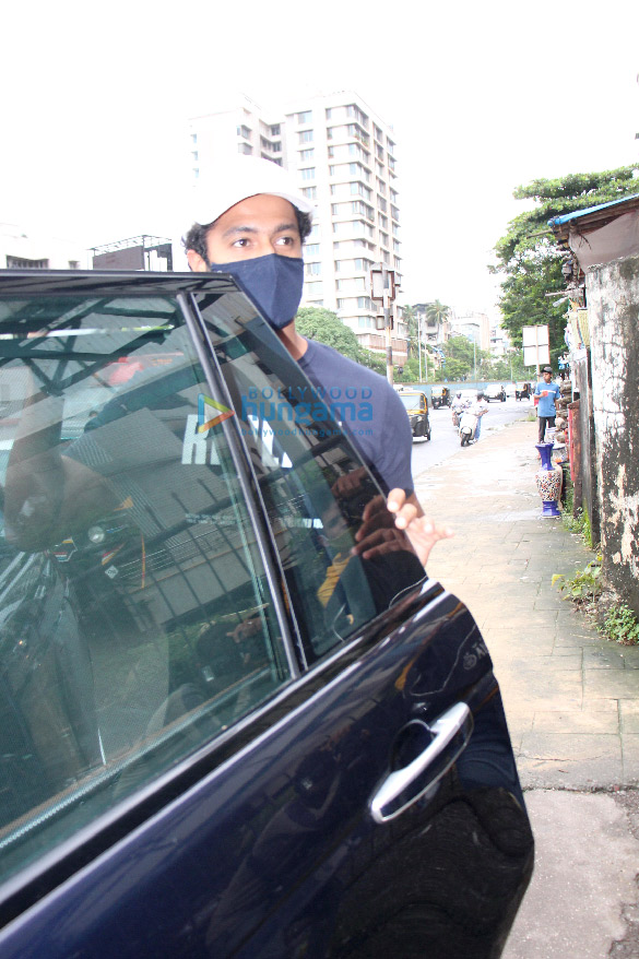photos vicky kaushal spotted at shoojit sircars office in juhu 3