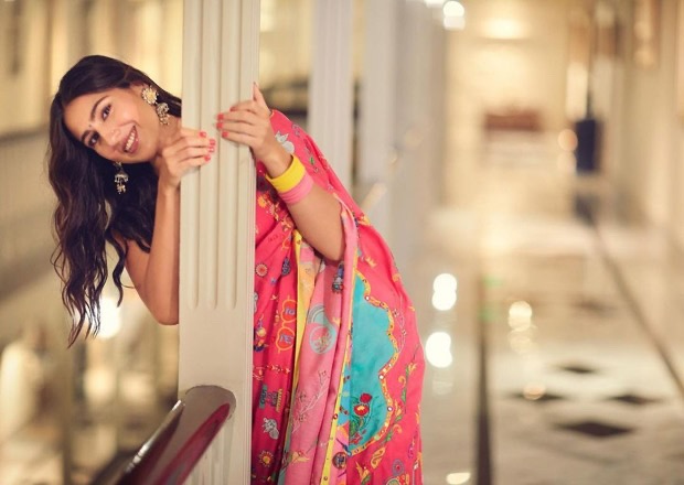 Sara Ali Khan goes desi in a printed pink saree for Global Citizen Concert Sara Ali Khan goes desi in a printed pink saree for Global Citizen Concert