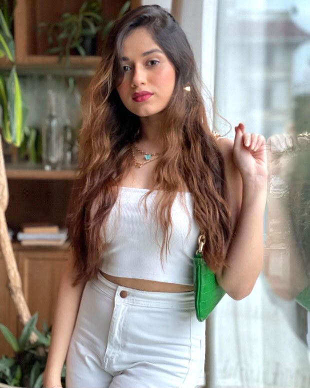 Jannat Zubair Xxx Video - Jannat Zubair looks effortlessly chic in all white outfit and a baguette :  Bollywood News - Bollywood Hungama
