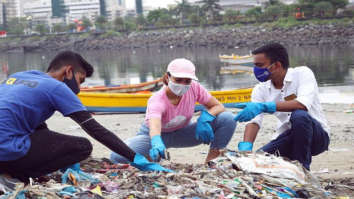 Jacqueline Fernandez goes beach cleaning on the occasion of Gandhi Jayanti, see photos