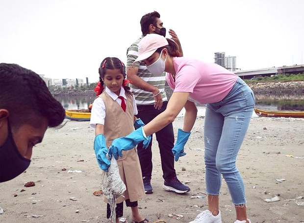 Jacqueline Fernandez goes beach cleaning on the occasion of Gandhi Jayanti, see photos