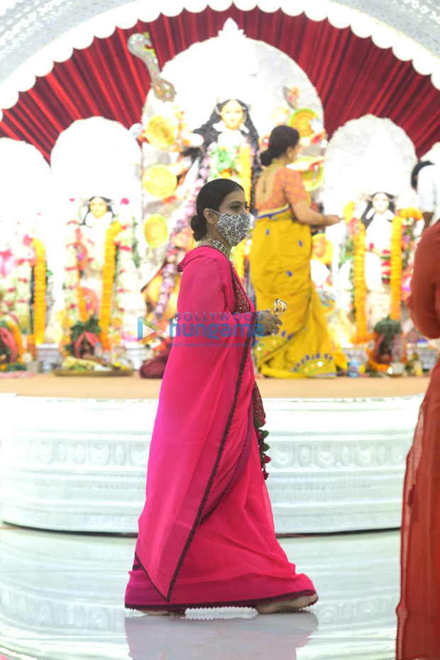 Kajol gets emotional after meeting her uncles during the Durga Puja festivities Kajol gets emotional after meeting her uncles during the Durga Puja festivities