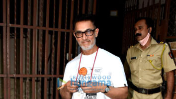 Photos: Aamir Khan spotted in Bandra