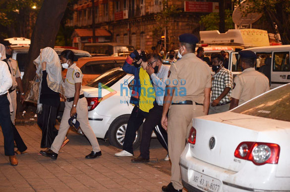 photos aaryan khan snapped outside the ncb office 3