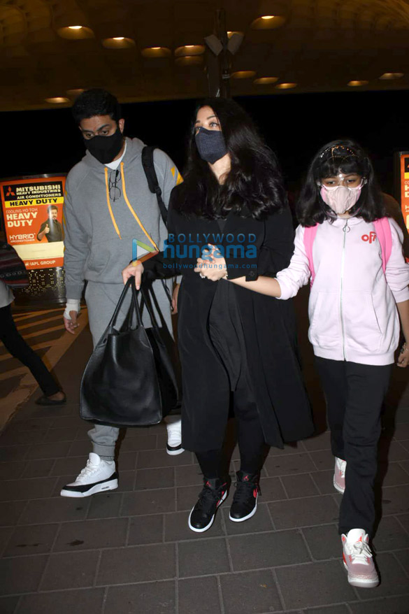 Aishwarya Rai gets snapped with Aaradhya, Abhishek Bachchan at airport,  makes a statement in Rs 2.2 lakh bag, WATCH