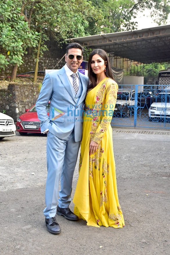 photos akshay kumar katrina kaif and rohit shetty promote sooryavanshi on kbc 5